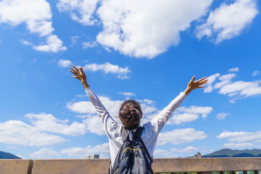 外で運動をしていて解放感を感じている女性