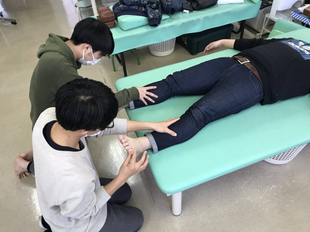 よろずや接骨院 向ヶ丘遊園院のスタッフの二人が施術練習している様子