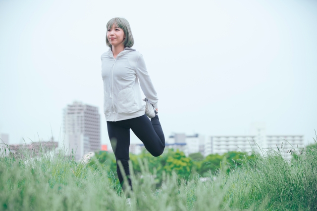 膝の痛みを感じていた女性がリハビリのために接骨院で教わったストレッチをしている様子