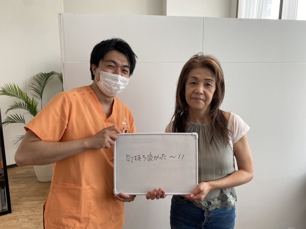 よろずや接骨院 向ヶ丘遊園院でヘッドスパを受けた患者とスタッフの写真。気持ちよかった!!