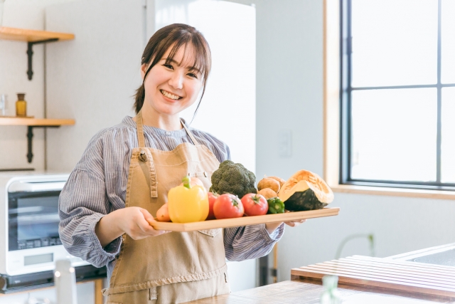 冷え性などの体調不良を改善するため栄養に気を遣う女性