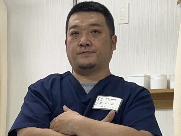 やよい接骨院の院長がよろずや接骨院 向ヶ丘遊園院のスタッフ　飯高の紹介をしている