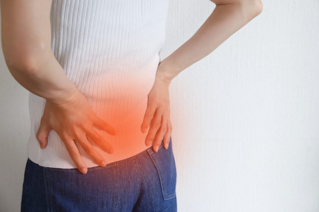 ヘルニアによって腰痛や足のシビレといった症状が現れて困っている女性