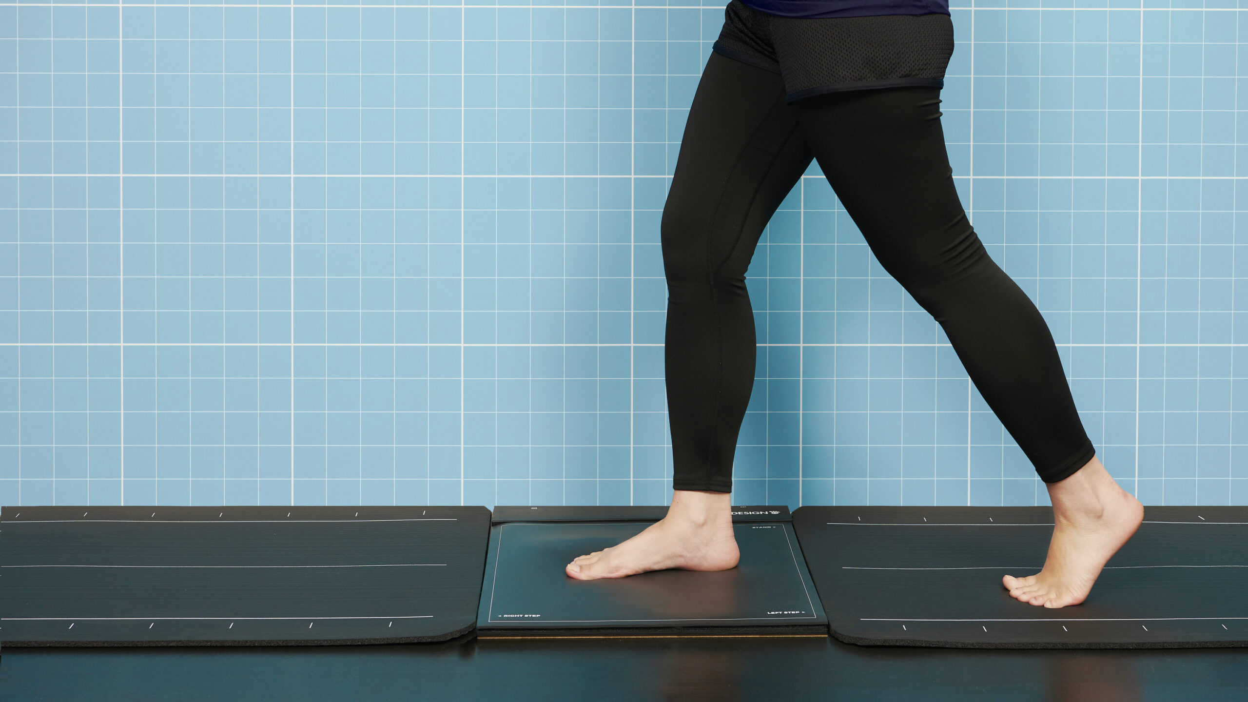 よろずや接骨院向ヶ丘遊園院でインソール作成のために行う足圧測定検査の様子