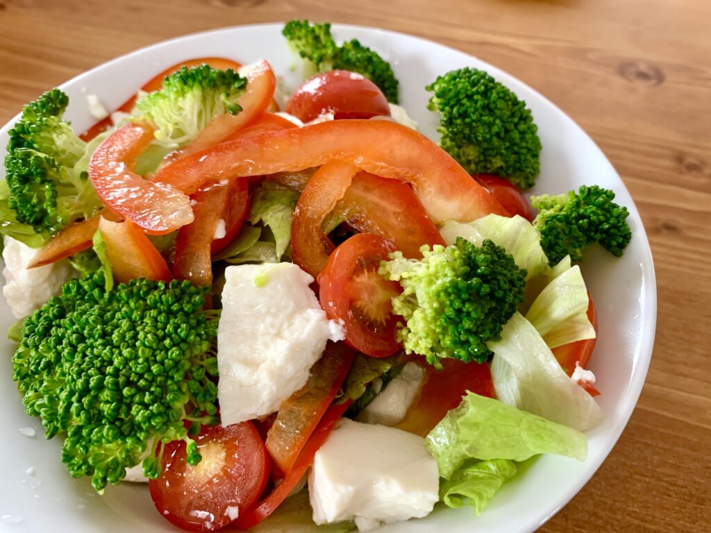 手の痺れ（しびれ）に関係するビタミンを含んだ鶏ささみとパプリカのサラダ